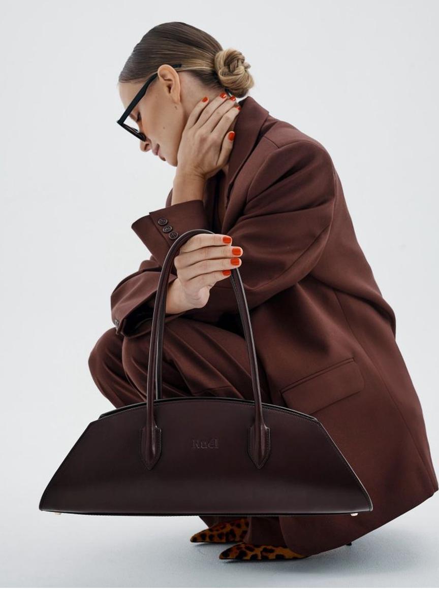 Сумка, яка пасує до всього: які відтінки стали універсальними восени 2025